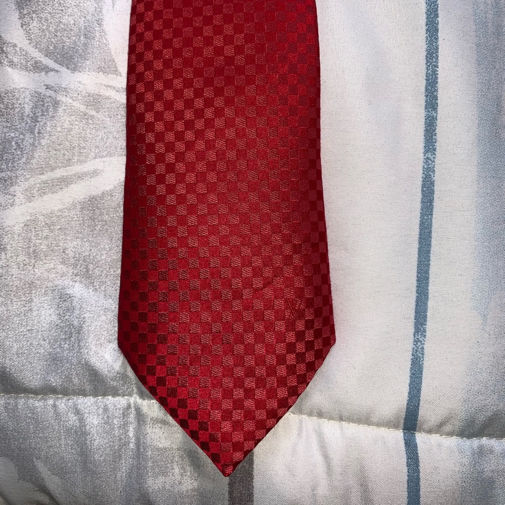 LOUIS VUITTON RED POWER TIE MINT CONDITION